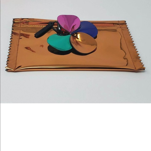 MAC SHINY PRETTY THINGS BRUSH PARTY: FACE FOCUS - Picture 4 of 5